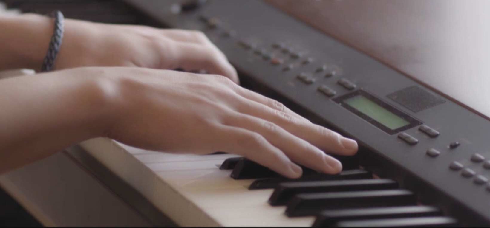 hands playing piano