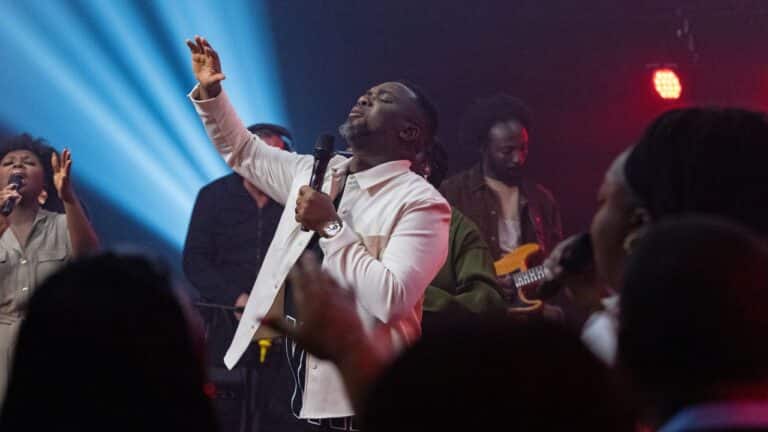 Joe Mettle raising his hand in praise to God