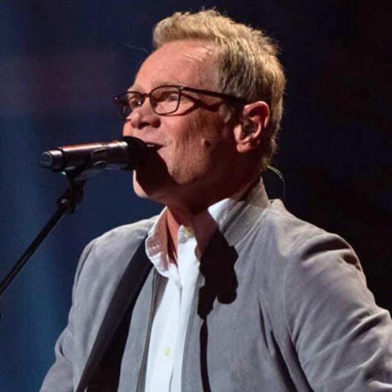 Steven Curtis Chapman singing on stage